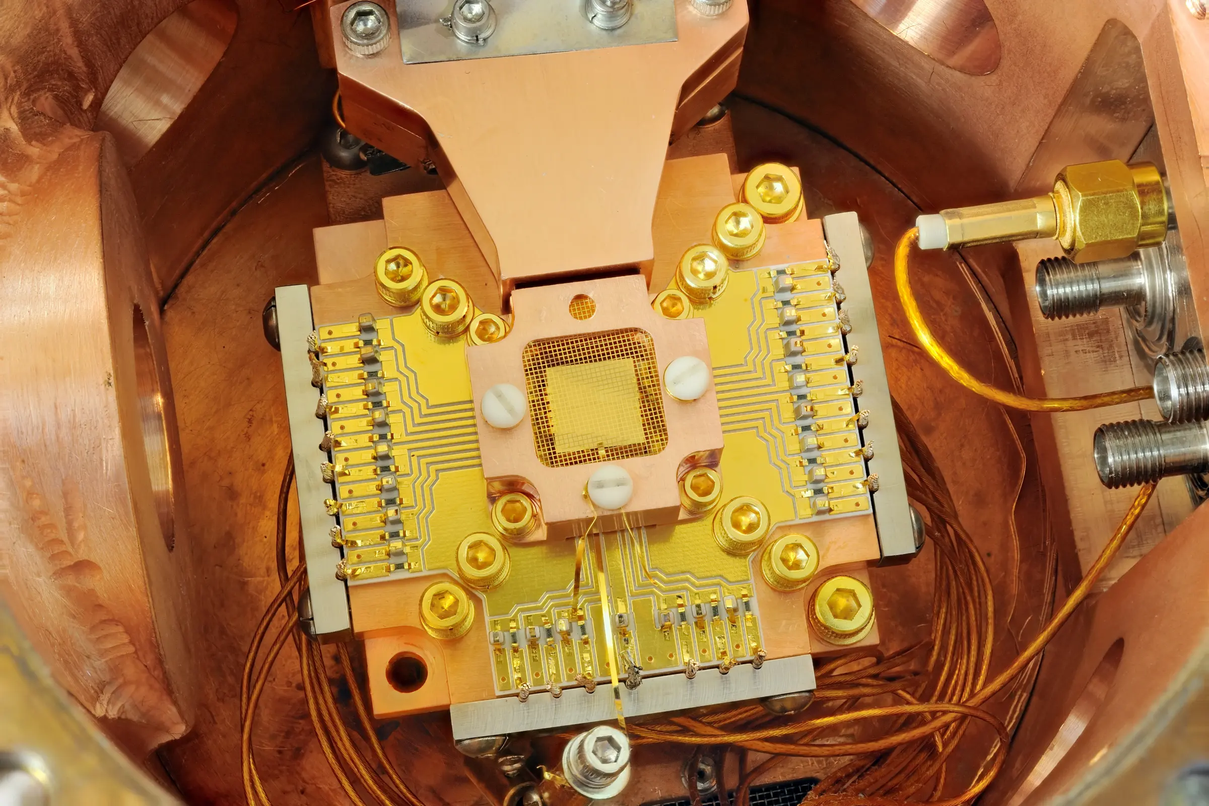 A trapped-ion quantum computing apparatus